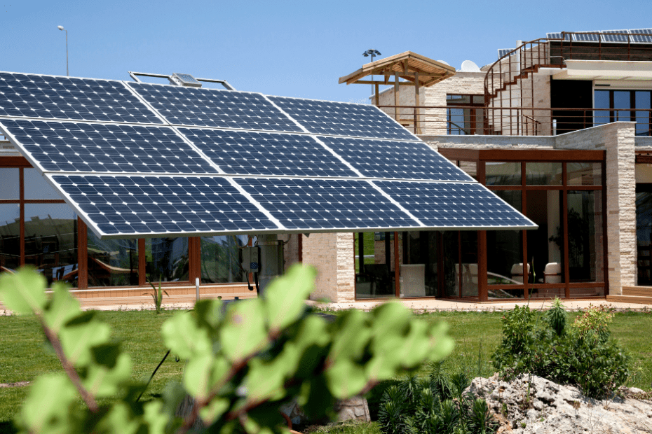 Placa solar fotovoltaica instalada en una vivienda